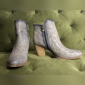 L’Artiste Spring Step Alivia Leather Laser Cut paisley Booties 10/41 NWOT